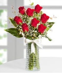 7 Adet vazoda kırmızı gül sevgiliye özel  sizlerin istekleri doğrultusunda özel çiçek tasarımları yapıyoruz 