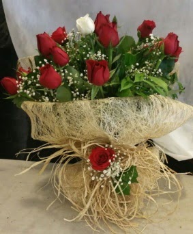 Kız isteme çiçeği 20 kırmızı 1 beyaz  sizlerin istekleri doğrultusunda özel çiçek tasarımları yapıyoruz 